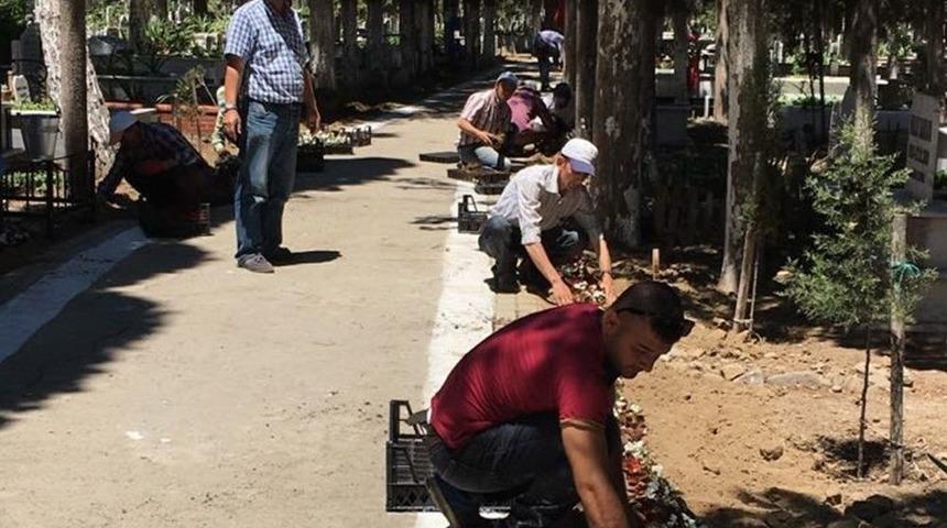 Burhaniye&rsquo;de Mezarlıklar Bakıma Alındı