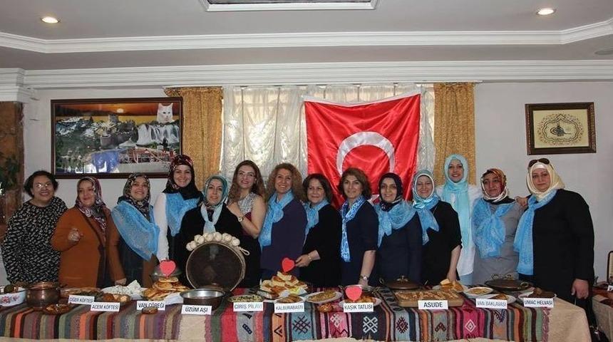 Vanlı Kadınlardan Van Pastası Dağıtımı