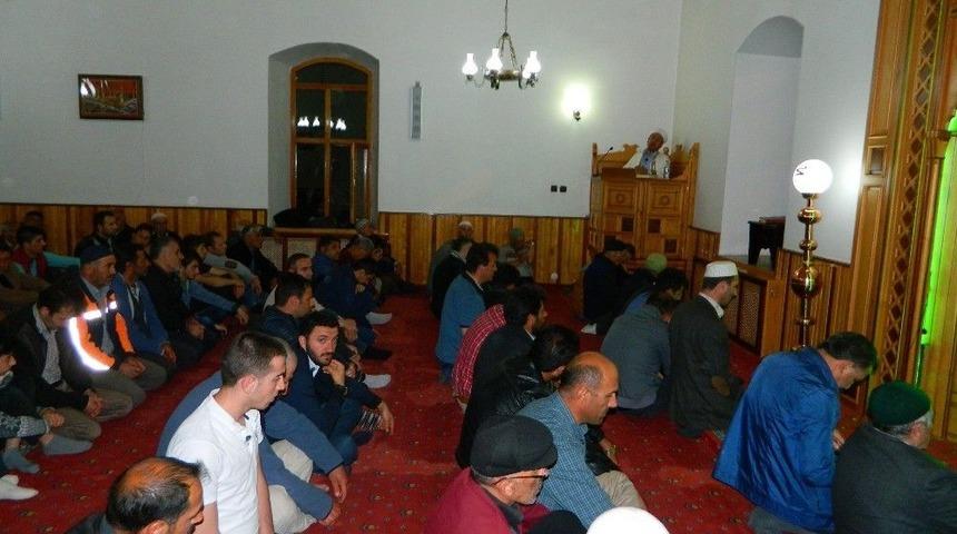 Posof&rsquo;ta Kandil Gecesi Vatandaşlar Camiye Akın Etti