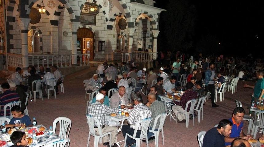 Gen&ccedil;lik Platformu Sahur Yemeği Verdi