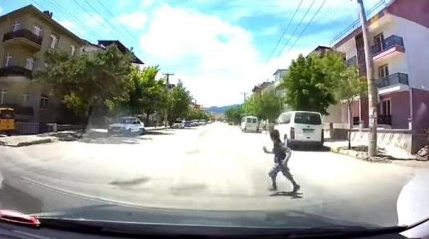 Otomobilin &Ccedil;ocuğa &Ccedil;arpma Anı Kamerada