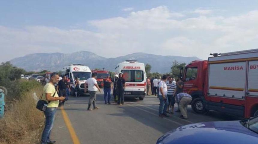 Manisa'da feci kaza! Halk otob&uuml;s&uuml; ile otomobil &ccedil;arpıştı: 24 yaralı