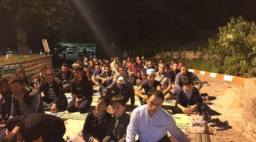 Kadir Gecesinde 625 Yıllık Orhangazi Camii Doldu Taştı