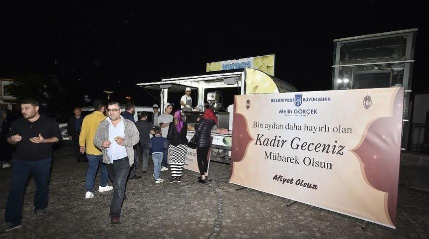 B&uuml;y&uuml;kşehir Belediyesi Kadir Gecesi&rsquo;nde Lokma Dağıttı