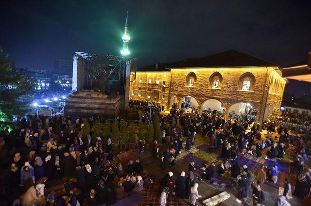 Büyükşehir Belediyesi Kadir Gecesi’nde Lokma Dağıttı