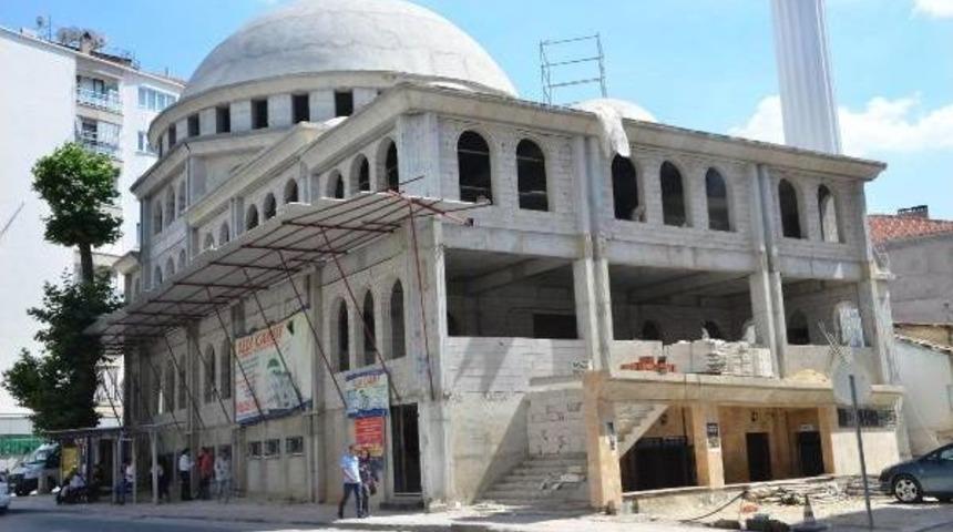 Allı Camisi Inşaatının Kaldırıma Taşan Taşıyıcı Kolonu Kesildi