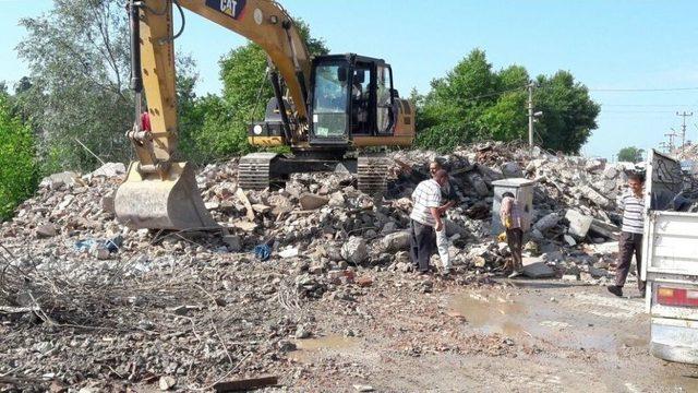 Yıkılan Binalar Vatandaşın Umudu Oldu