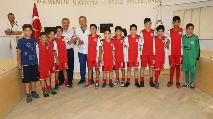 Burhaniye&rsquo;de Başkan Uysal K&uuml;&ccedil;&uuml;k Şampiyonlara Kupa Verdi