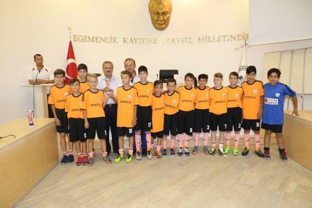 Burhaniye’de Başkan Uysal Küçük Şampiyonlara Kupa Verdi