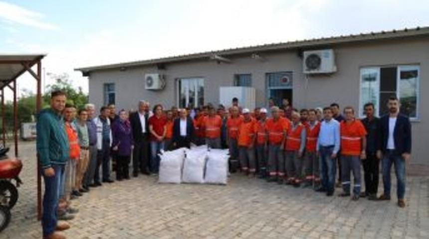 Belediye Başkanı Kara İş&ccedil;ileri Unutmadı