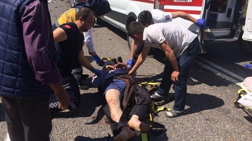 Manisa&rsquo;da Motosiklet İle Otomobil Kafa Kafaya &Ccedil;arpıştı: 3 Yaralı