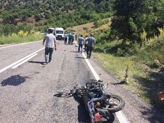 Manisa’da Motosiklet İle Otomobil Kafa Kafaya Çarpıştı: 3 Yaralı