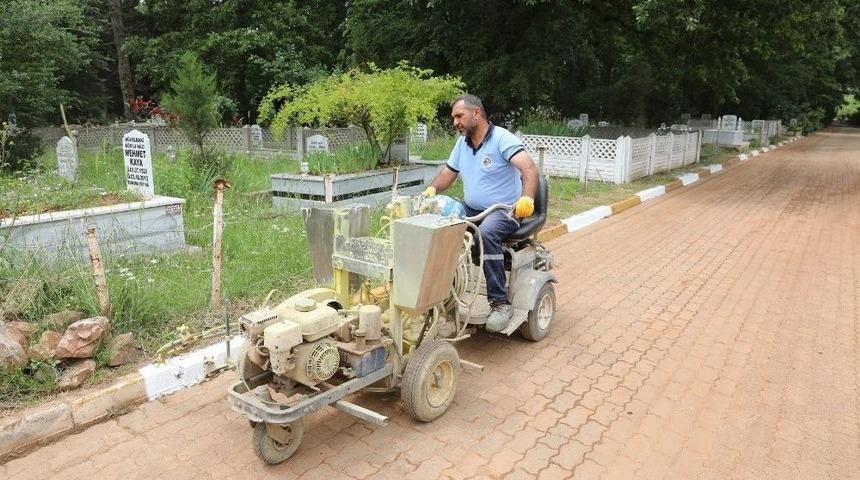 Mezarlıklar Bayrama Hazır