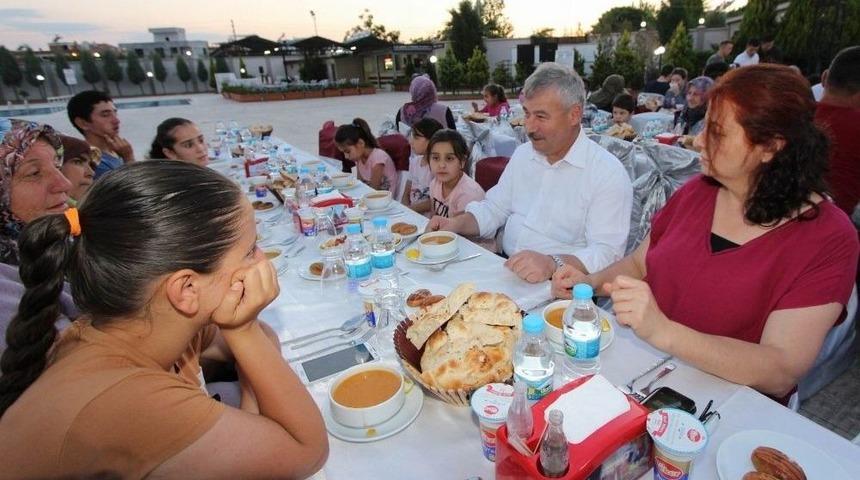 Saruhanlı’da Yetim Çocuklar İftarda Ağırlandı