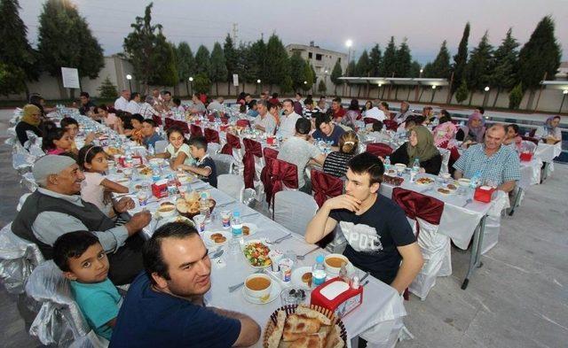 Saruhanlı’da Yetim Çocuklar İftarda Ağırlandı