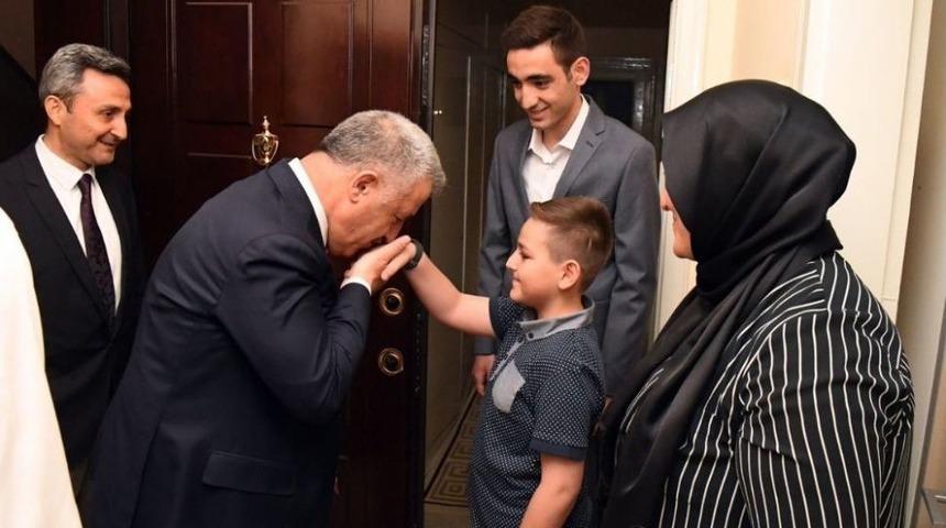 Bakan Arslan 15 Temmuz Şehidinin Ailesiyle İftar Yaptı