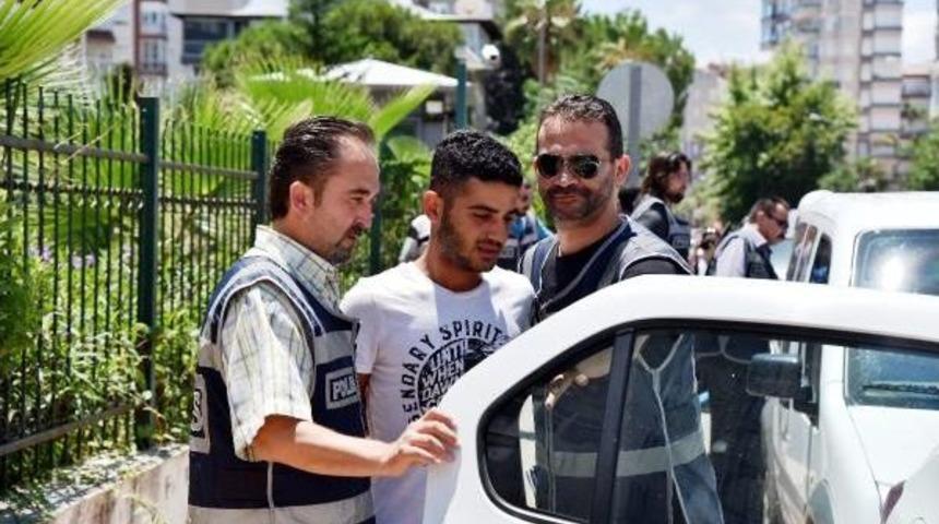 Ayaklarında Elektronik Kelep&ccedil;eyle Hırsızlık Yaptılar