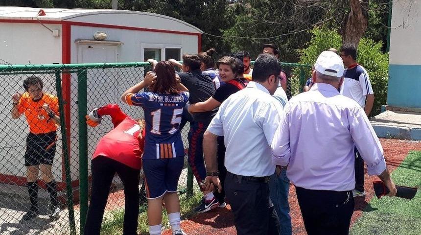 Bayan Futbolcular Hakemi Kovaladı