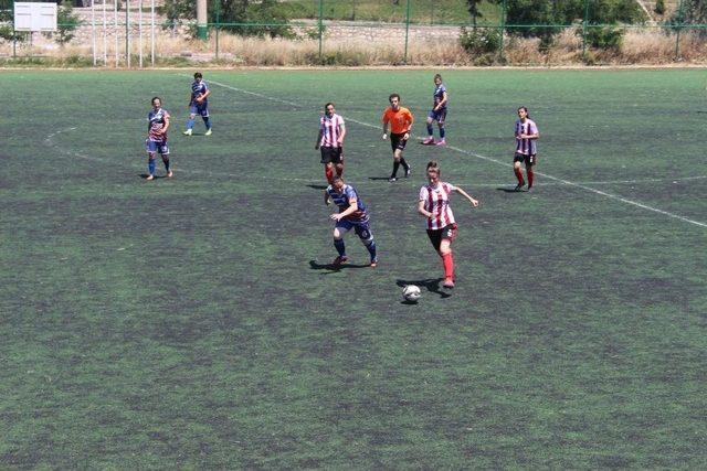 Bayan Futbolcular Hakemi Kovaladı