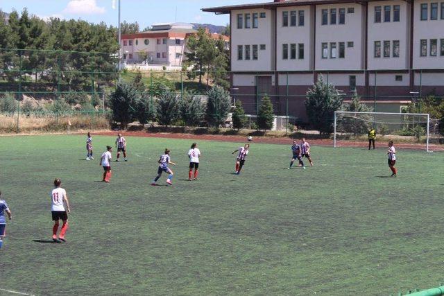 Bayan Futbolcular Hakemi Kovaladı