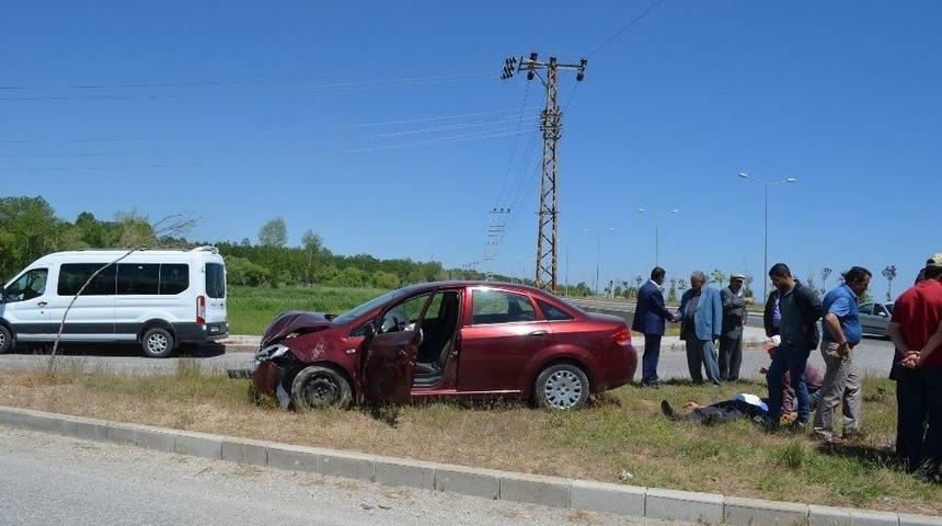 Adilcevaz&rsquo;da İki Otomobil Kafa Kafaya &Ccedil;arpıştı: 2 Yaralı