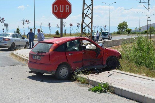 Adilcevaz’da İki Otomobil Kafa Kafaya Çarpıştı: 2 Yaralı
