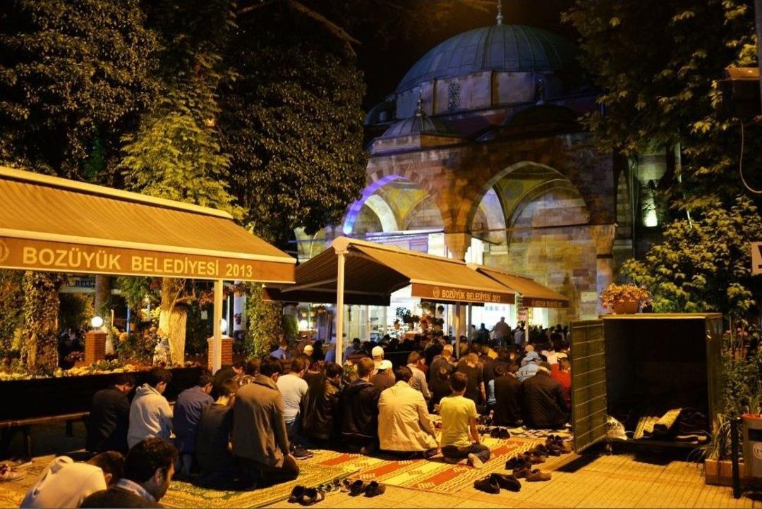 Kadir Gecesi&rsquo;nde Camiler Dolup Taştı