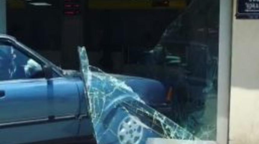 Fren Yerine Gaza Basınca Ptt Şubesine Daldı