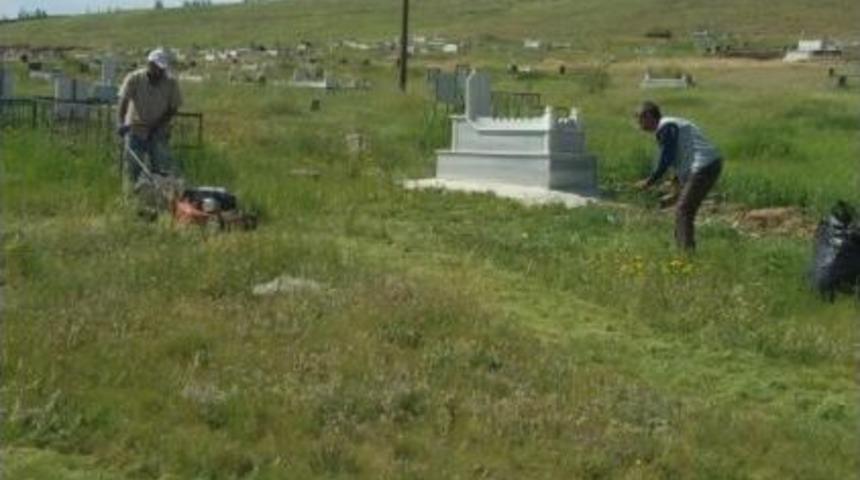 &Ccedil;aldıran&rsquo;da Mezarlık Temizliği