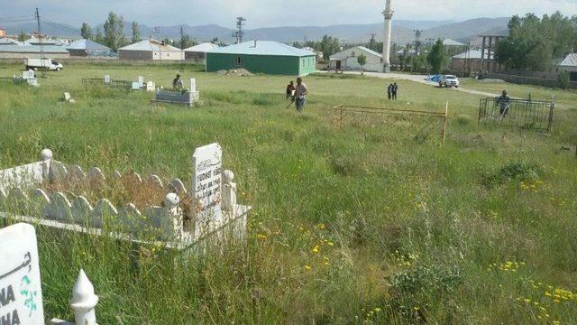 Çaldıran’da Mezarlık Temizliği