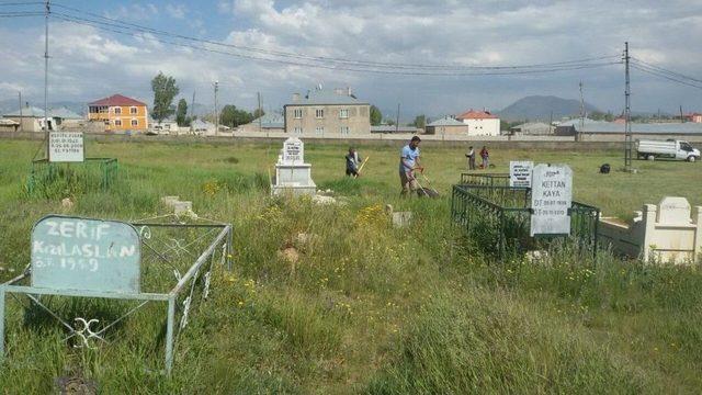 Çaldıran’da Mezarlık Temizliği