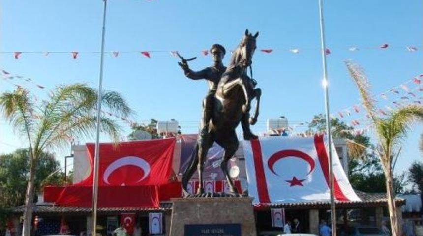 Kktc Lapta&rsquo;ya Atat&uuml;rk Heykeli