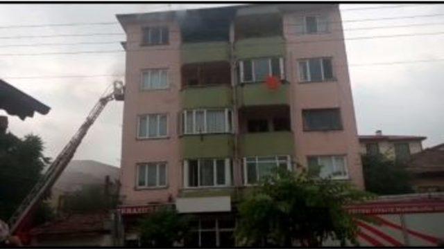 5 Katlı Binadan Çıkan Dumanlar Paniğe Neden Oldu