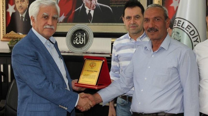 İş&ccedil;ilerden Başkana Plaket