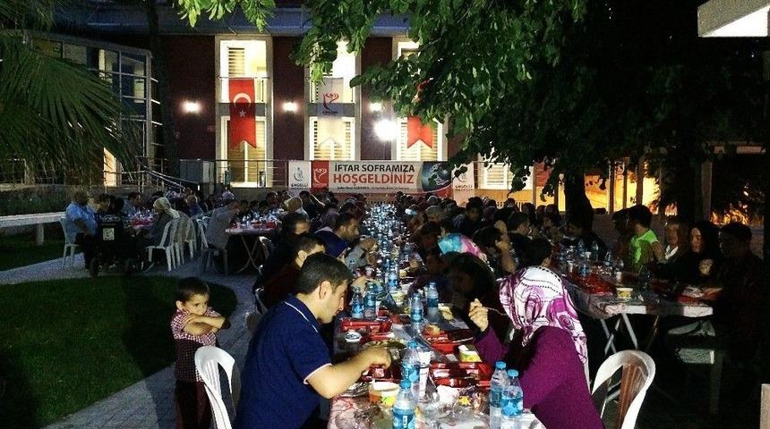 G&uuml;ng&ouml;ren Belediyesi Engellileri Her Akşam İftar Sofrasında Ağırlıyor