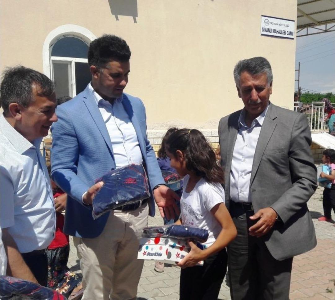 Yazıhan&rsquo;da &Ouml;ğrencilere Eşofman Ve Spor Ayakkabı Desteği