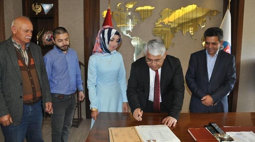 Başkan Kara&ccedil;anta İlk Kez Gazeteci İ&ccedil;in İmza Attı