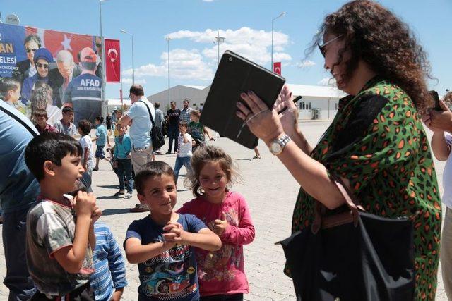 Yabancı Gazeteciler Afad Kahramanmaraş Barınma Merkezi’ni Ziyaret Etti