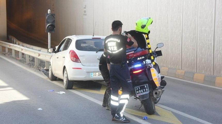 Otomobil Demir Bariyere Saplandı