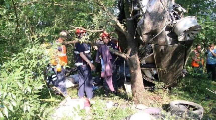 D&uuml;zce'de Otomobil Şarampole Yuvarlandı: 3 &Ouml;l&uuml;, 1 Yaralı (1)