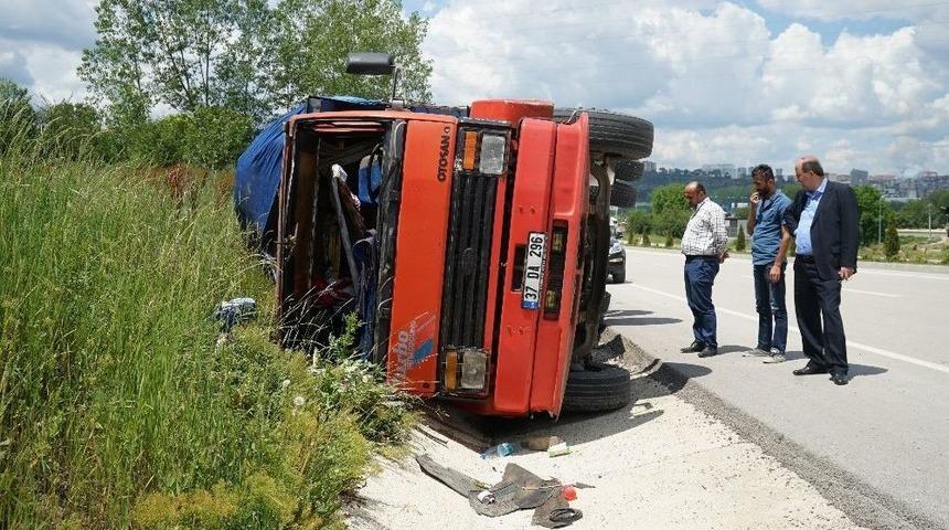 Pvc Malzemesi Y&uuml;kl&uuml; Kamyon, Şarampole Devrildi: 1 Yaralı