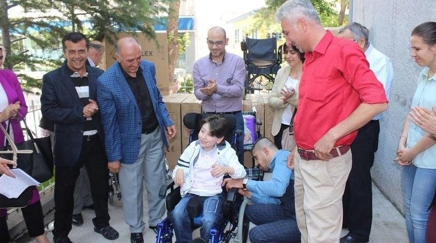 Engellilere Tekerlekli Sandalye Yardımı