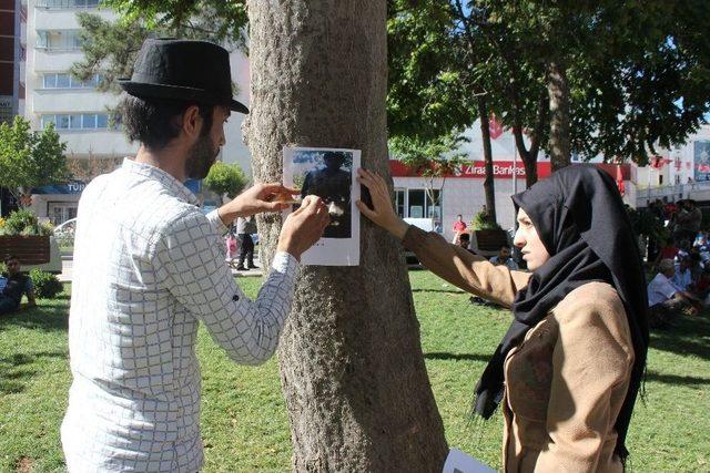 Kayıp Babasını Sokak Sokak Gezerek Arıyor