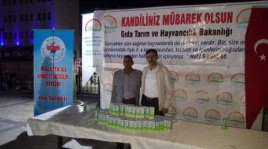 Kadir Gecesinde Vatandaşlara Süt İkram Edildi