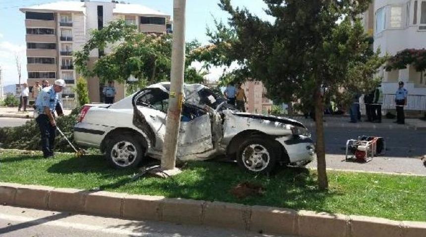 Ref&uuml;jdeki Direğe &Ccedil;arpan Otomobilin S&uuml;r&uuml;c&uuml;s&uuml; &Ouml;ld&uuml;