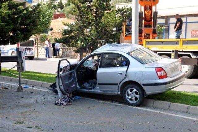 Refüjdeki Direğe Çarpan Otomobilin Sürücüsü Öldü