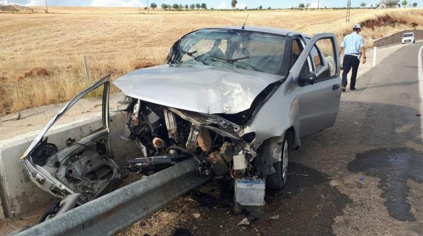 Bariyerlere &Ccedil;arpan Otomobil Hurdaya D&ouml;nd&uuml;: 1 Yaralı