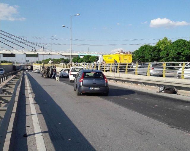 Hafif Ticari Araç Alt Geçit Bariyerine Çarptı: 1 Yaralı