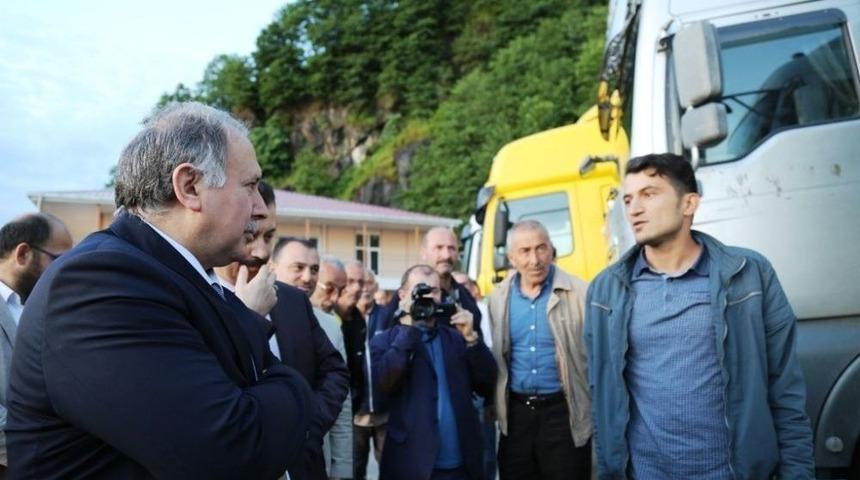 Vali Doğanay Tır Kuyruğunda Bekleyen Şof&ouml;rleri Ziyaret Etti