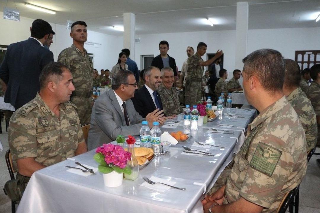 Bakan Kılı&ccedil;, Askerlerle Sahur Yaptı
